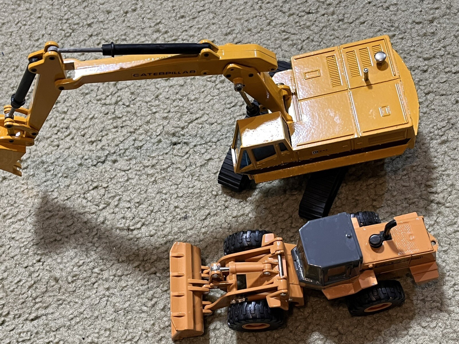 Joal Spain 1:70 CATERPILLAR HYDRAULIC EXCAVATOR 225 & Ertl Case 621B 6” Tractor