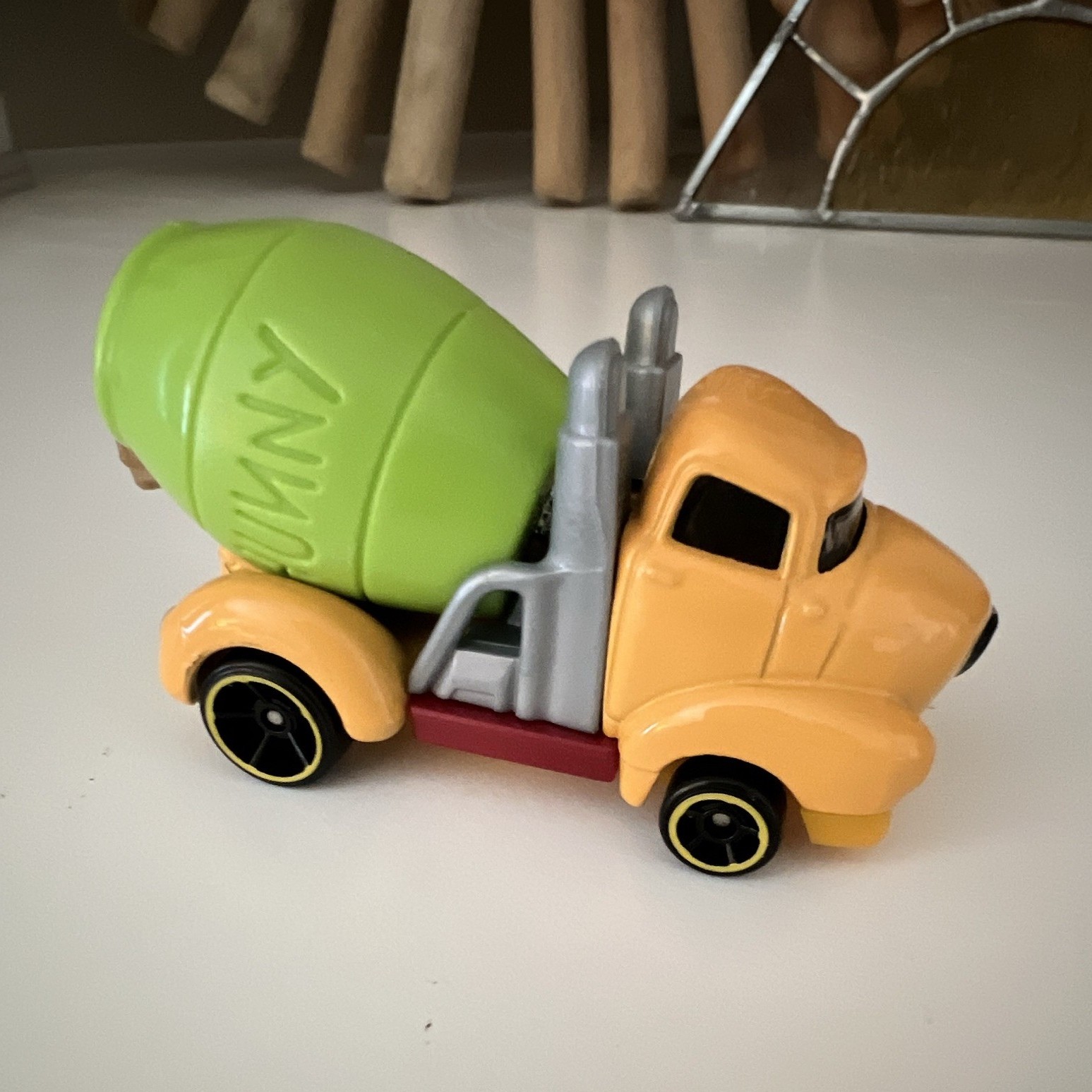 Disney Hot Wheels Winnie the Pooh Car Play Cement Truck 1:64 Scale