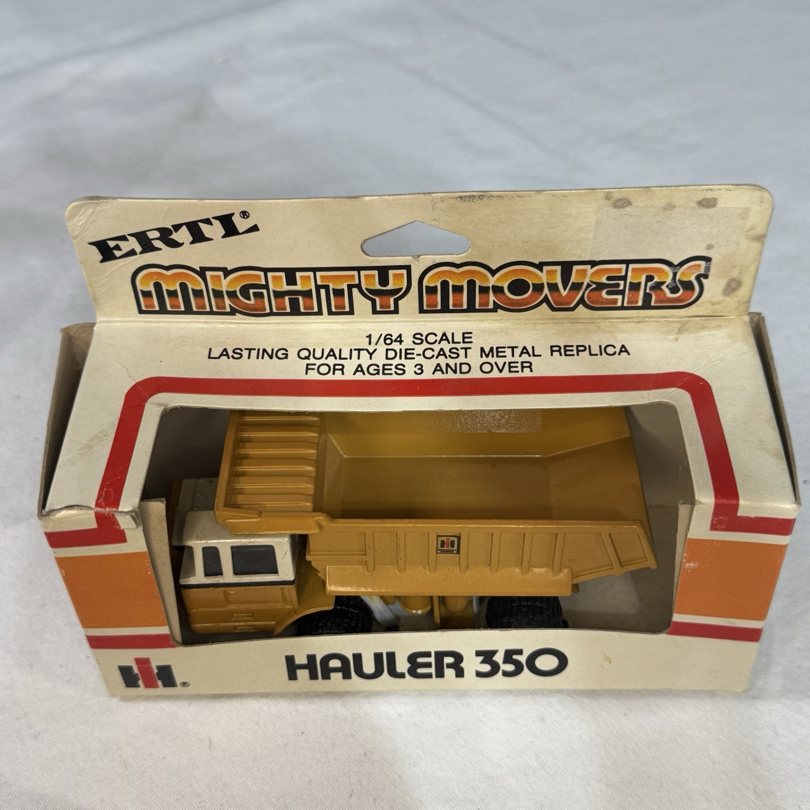 NEW Vintage ERTL MIGHTY MOVERS 1/64 SCALE International IH HAULER 350 #1852 NIB