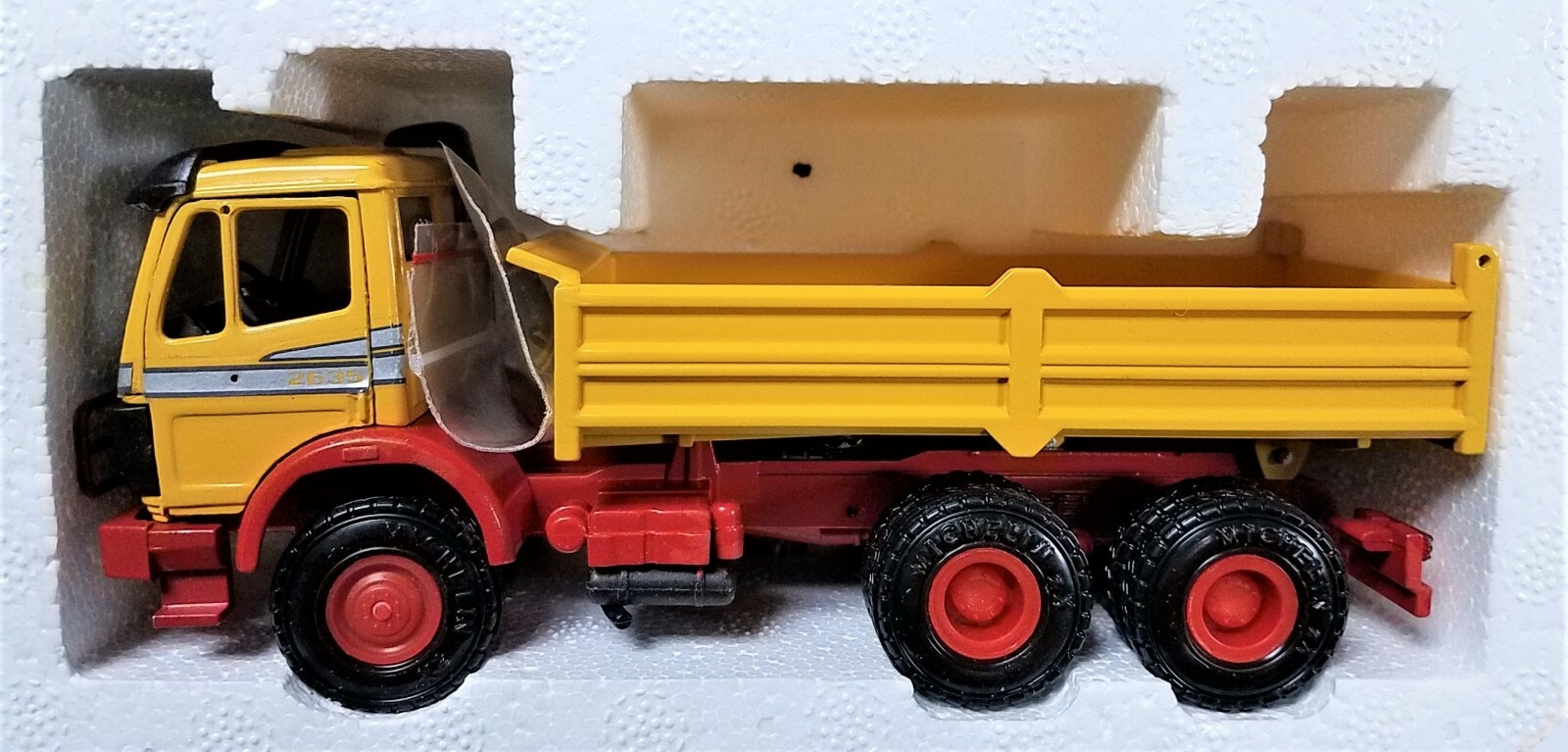 NZG 315 Mercedes-Benz 2635 – 3-Axle Dump Truck – Yellow / Red 1/43 Die-cast MIB