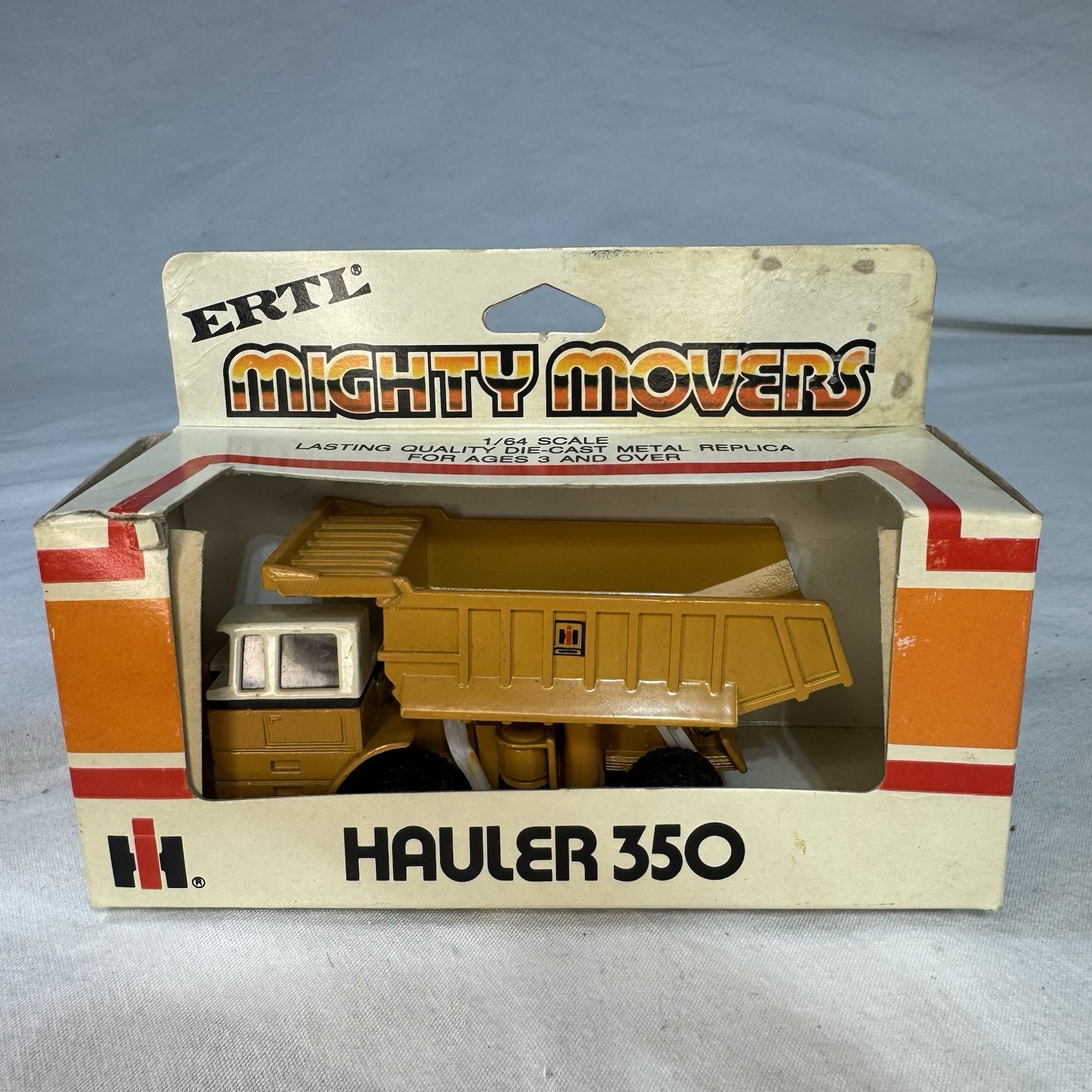 NEW Vintage ERTL MIGHTY MOVERS 1/64 SCALE International IH HAULER 350 #1852 NIB