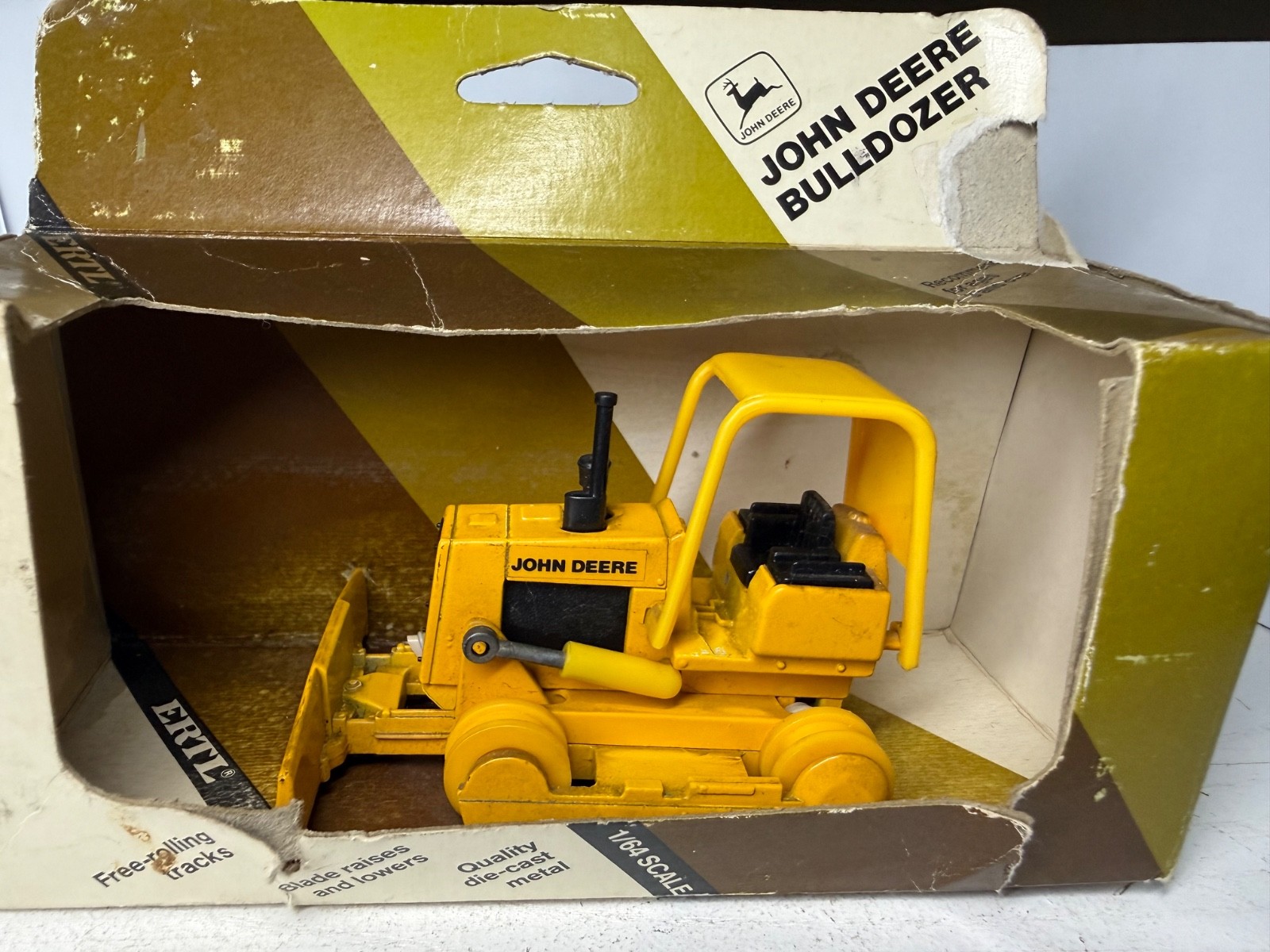 ERTL John Deere 550G Crawler Dozer 1:64 Diecast Yellow/Black Movable Tracks 568