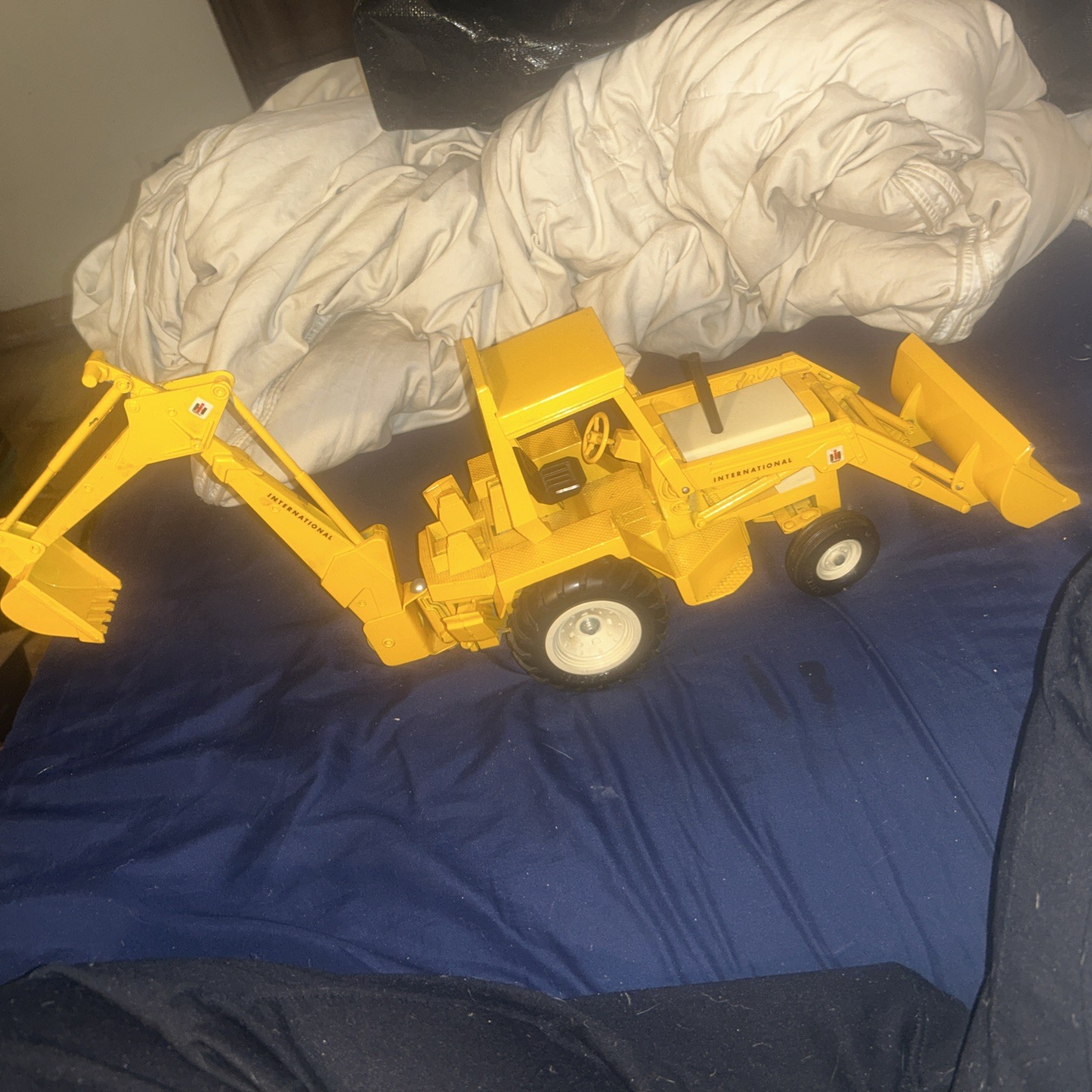 Vintage ERTL 2676 Yellow International Harvester #472 Backhoe Loader ~20” Metal