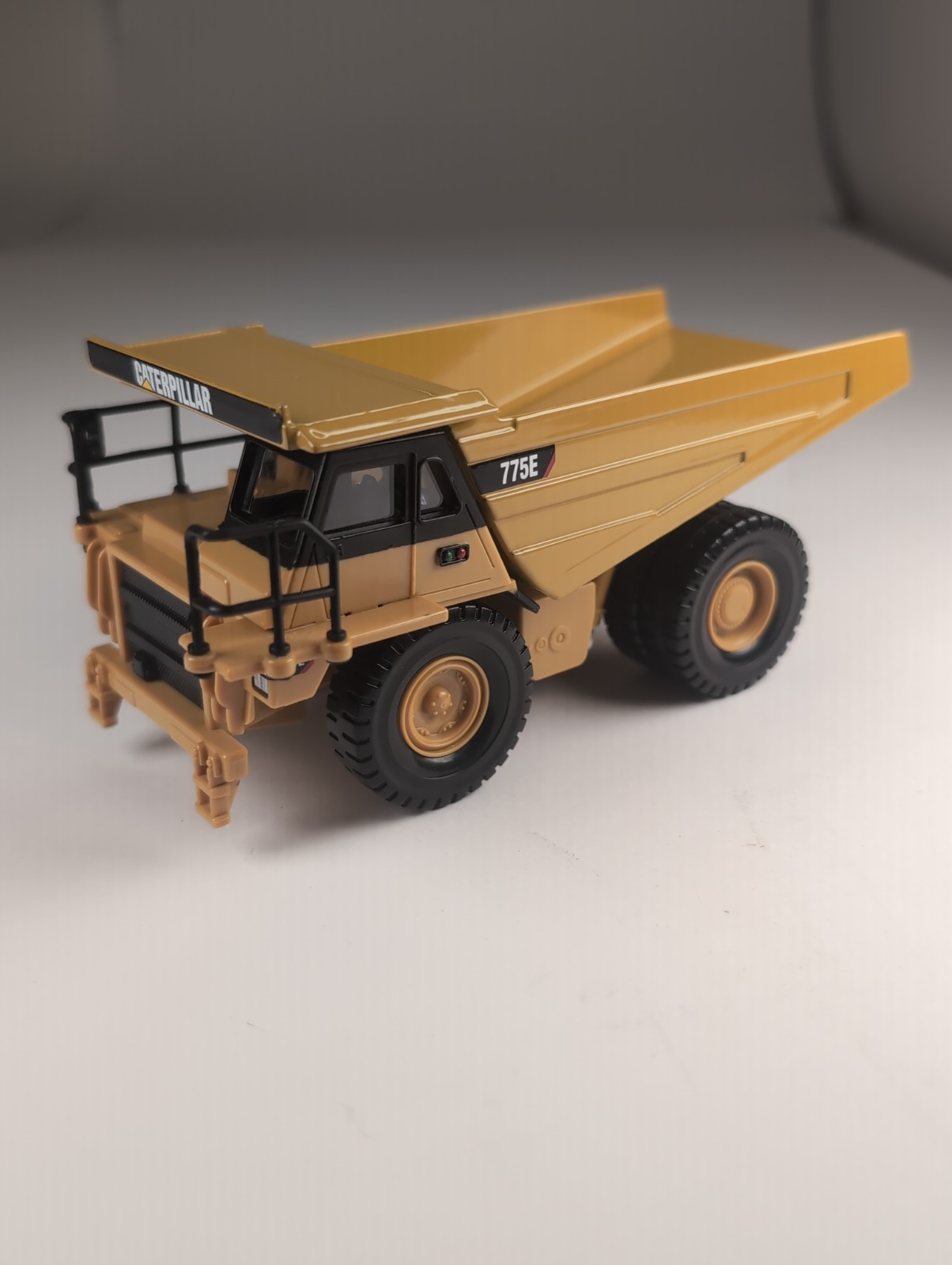 Diecast Masters Caterpillar CAT 775E Off Highway Dump Truck 1:64 Scale #88003