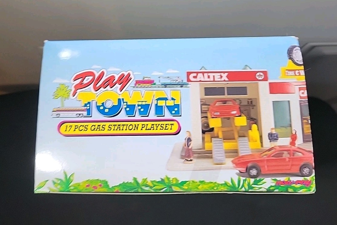 Ray Toys 1996 Play Town Gas Station Play Set 17 Pieces Caltex Oil 1:72 Scale