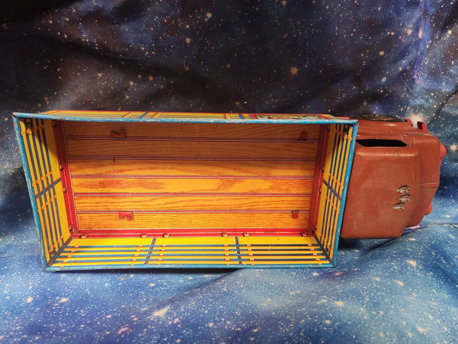 1950s MARX Lazy Day Farms Tin Truck. Great Graphics. Nice Condition. 18&Prime; Long