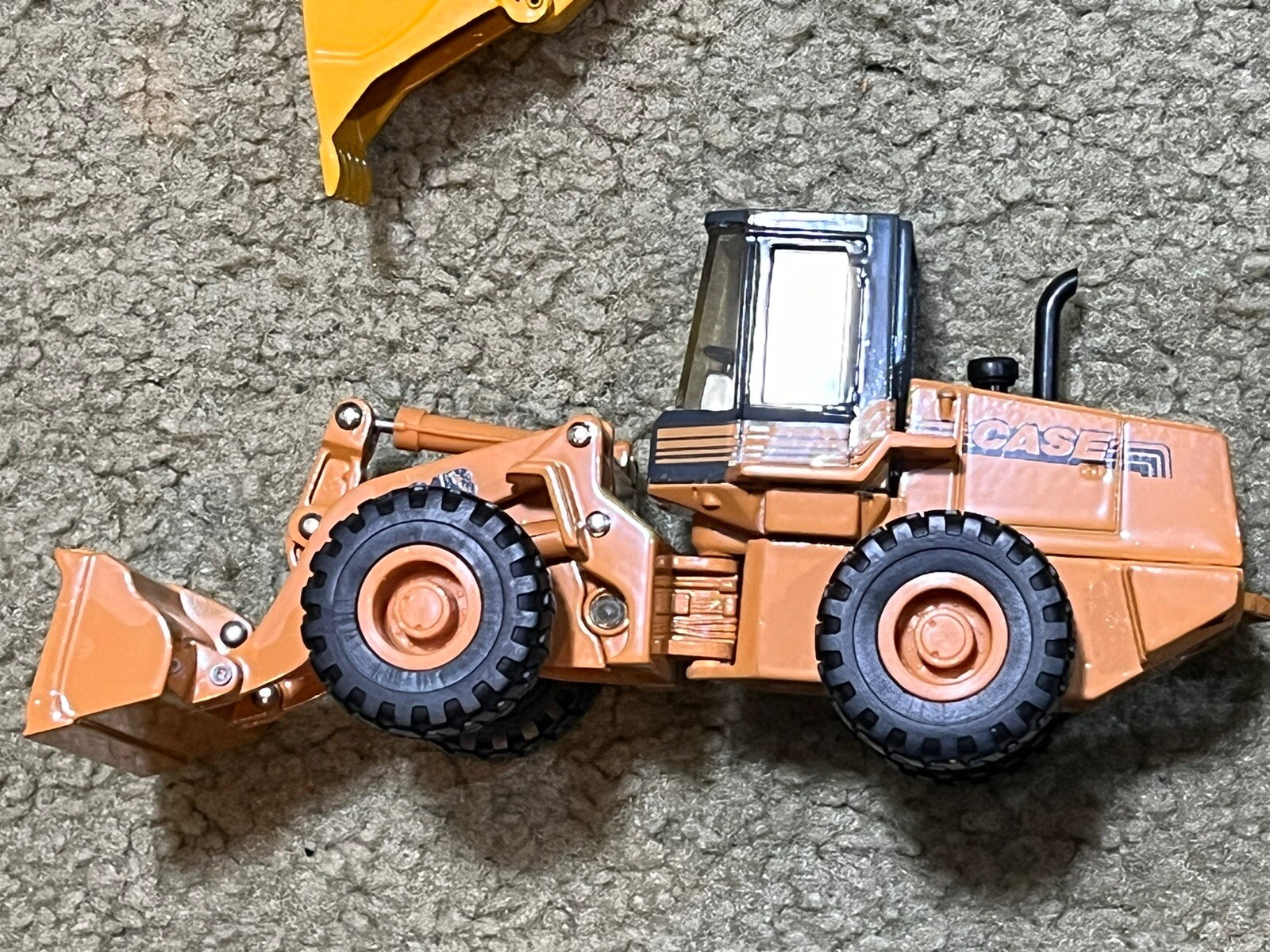 Joal Spain 1:70 CATERPILLAR HYDRAULIC EXCAVATOR 225 & Ertl Case 621B 6” Tractor