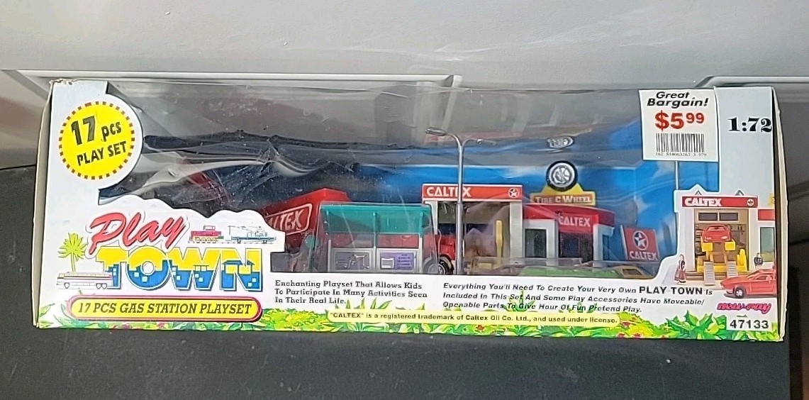 Ray Toys 1996 Play Town Gas Station Play Set 17 Pieces Caltex Oil 1:72 Scale