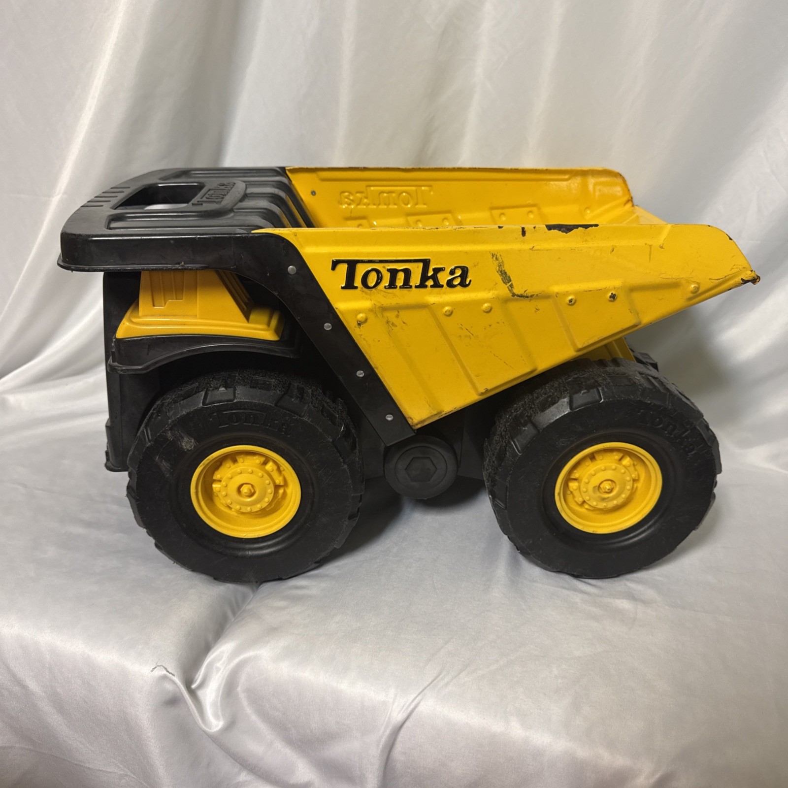 Tonka 90667 Toughest Mighty Dump Truck – Yellow