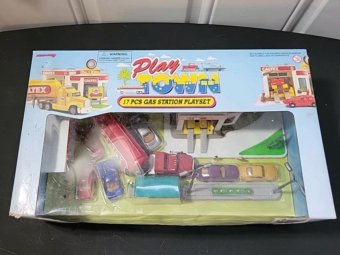 Ray Toys 1996 Play Town Gas Station Play Set 17 Pieces Caltex Oil 1:72 Scale