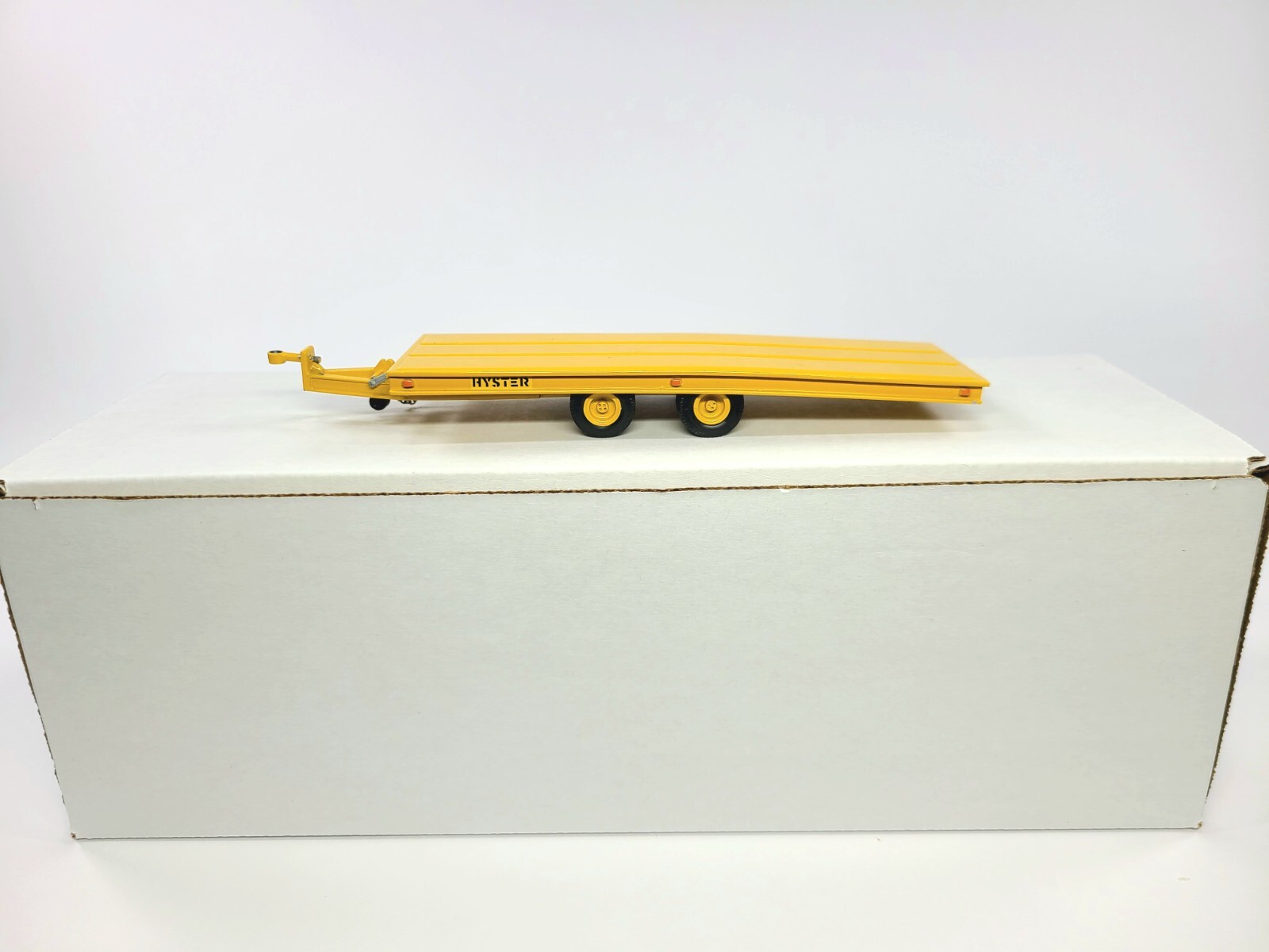 Hyster Tag Tilt Trailer – Yellow – ASAM Smith 1:48 Scale Diecast Model