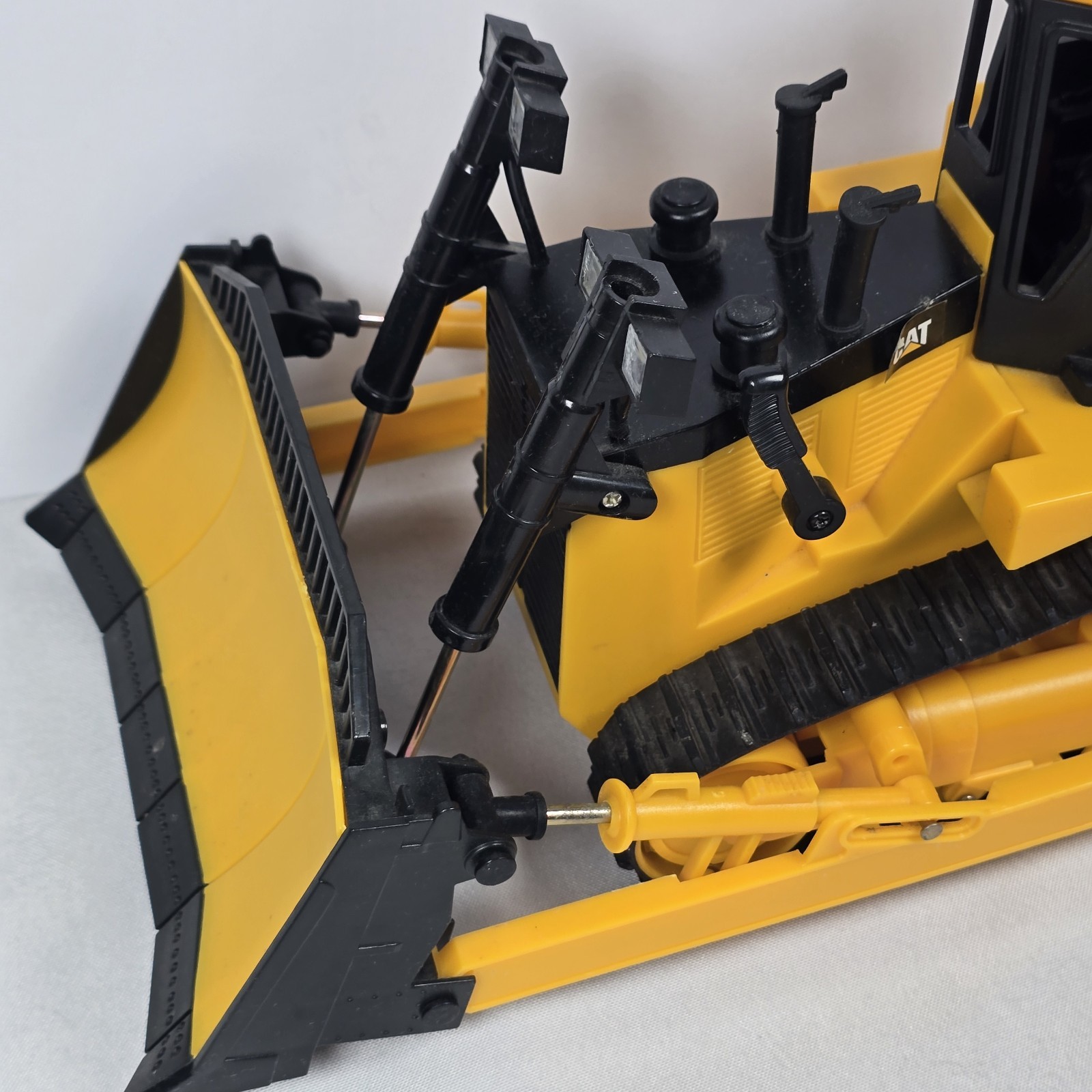 1995 TOY STATE INDUSTRIAL CATERPILLAR BULLDOZER Non Working W 2 Mini Dump Trucks