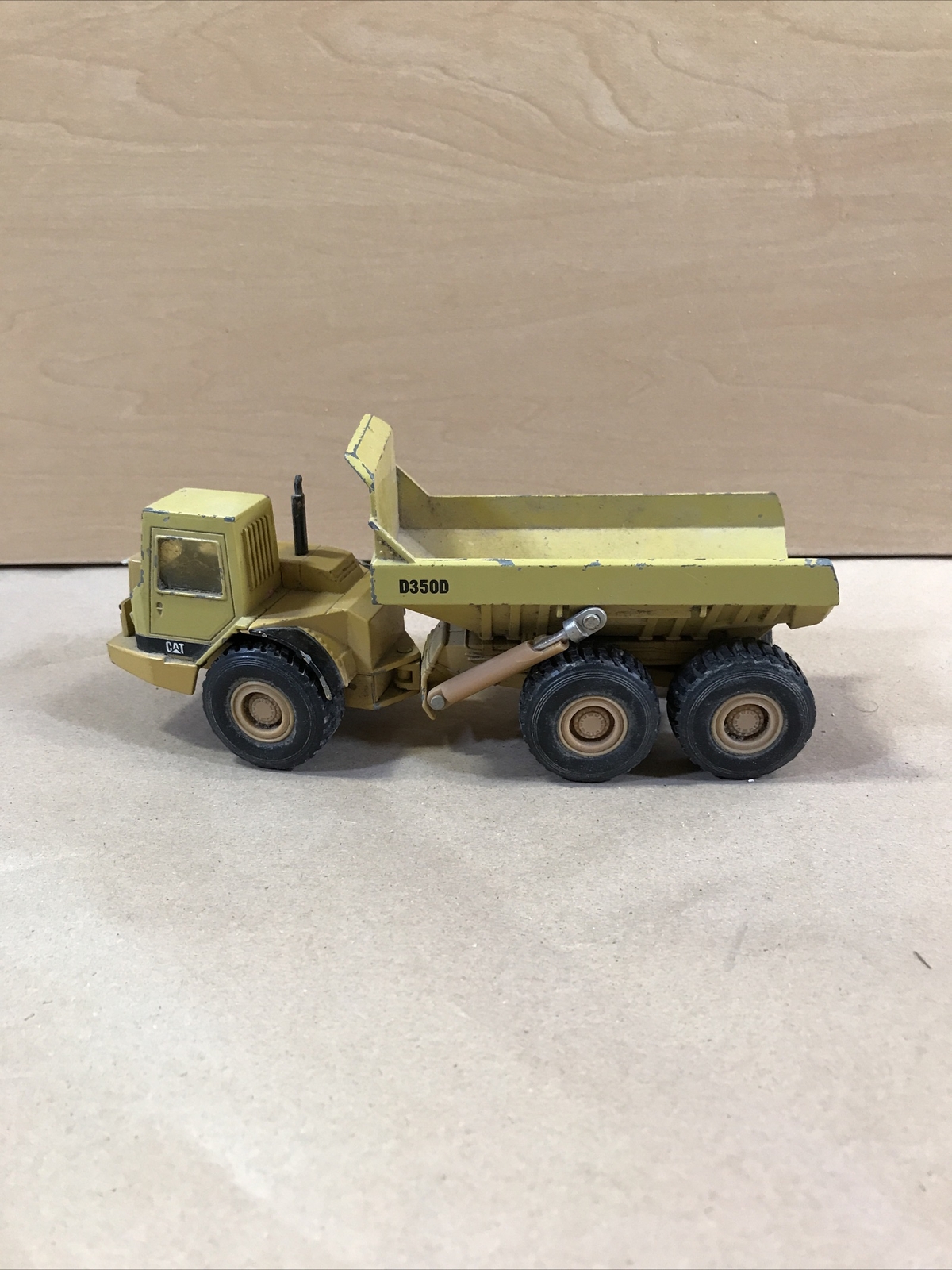 @ Ertl Cat D350D Dump Truck Diecast Model