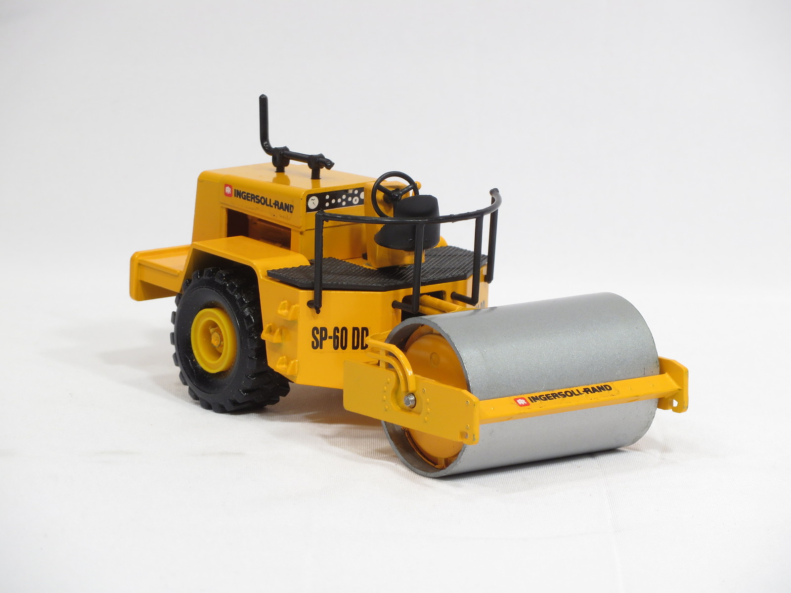 Ingersoll Rand SP60DD Roller – 1/50 – NZG #157 – N.MIB