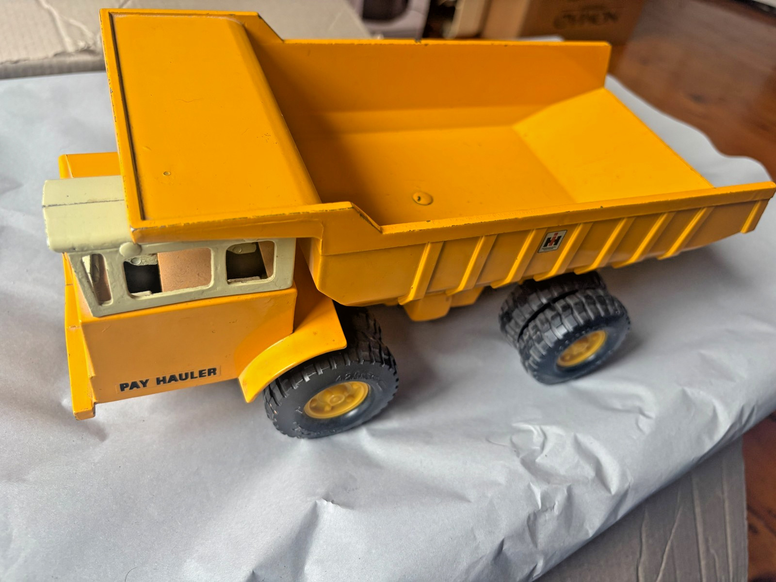 Ertl International Harvester IH Dump Truck Pay Hauler Hydraulic, A2