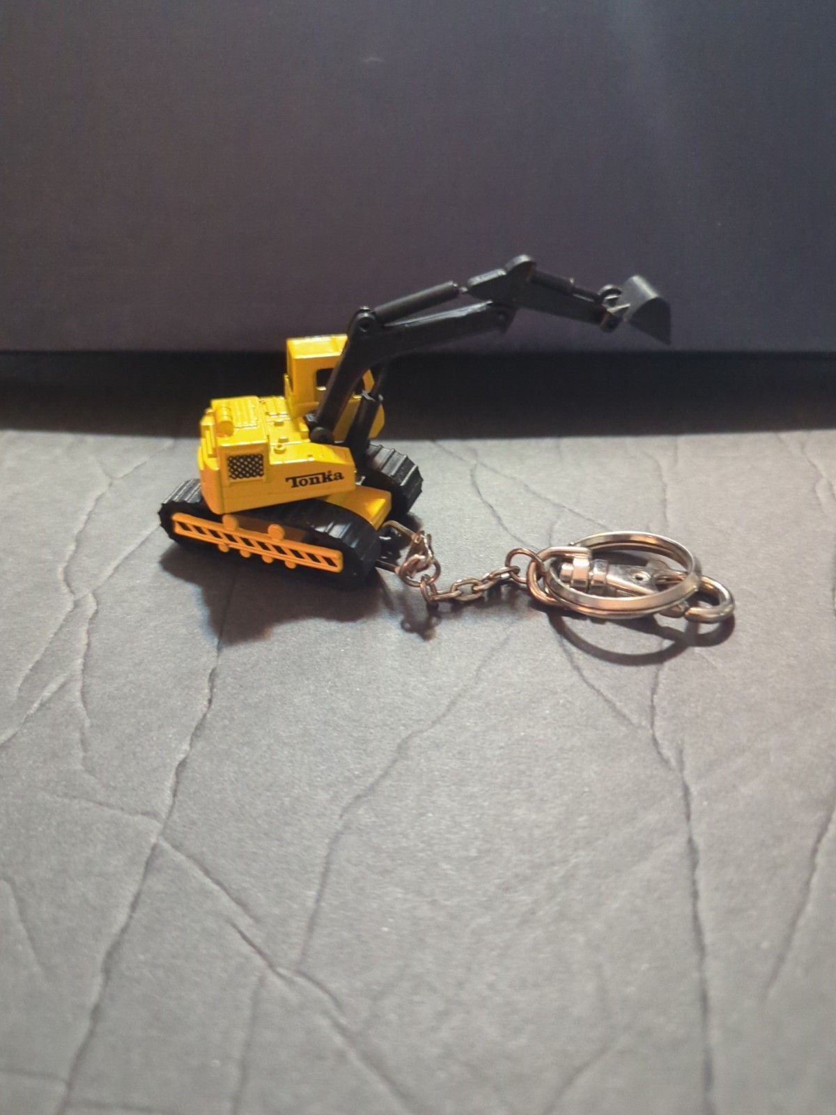 OFFICIAL Tonka Mighty Construction Back Hoe Crane Die cast Keychain 1998 vintage