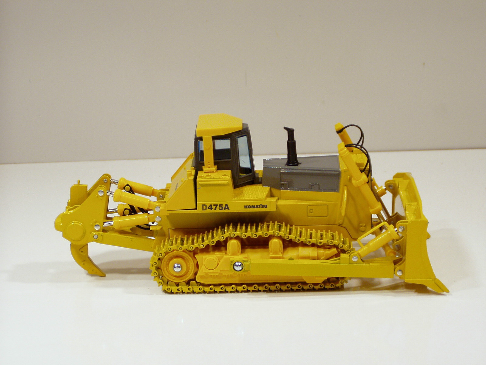 Komatsu D475A Dozer w/ Ripper – 1/50 – Goodswave #90657 – MIB