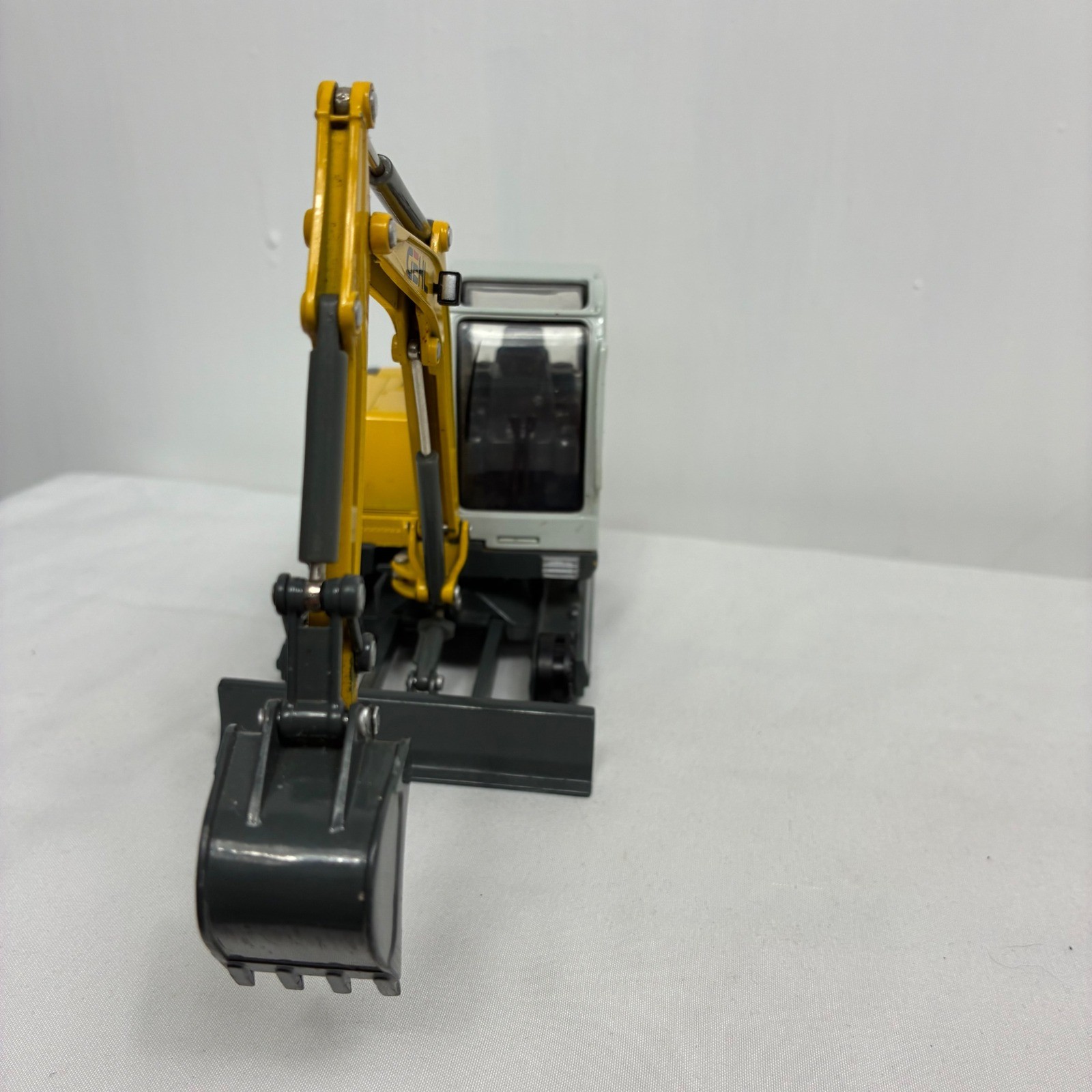 Gehl GE 602 Compact Excavator Diecast Model Yellow Grey Construction Toy