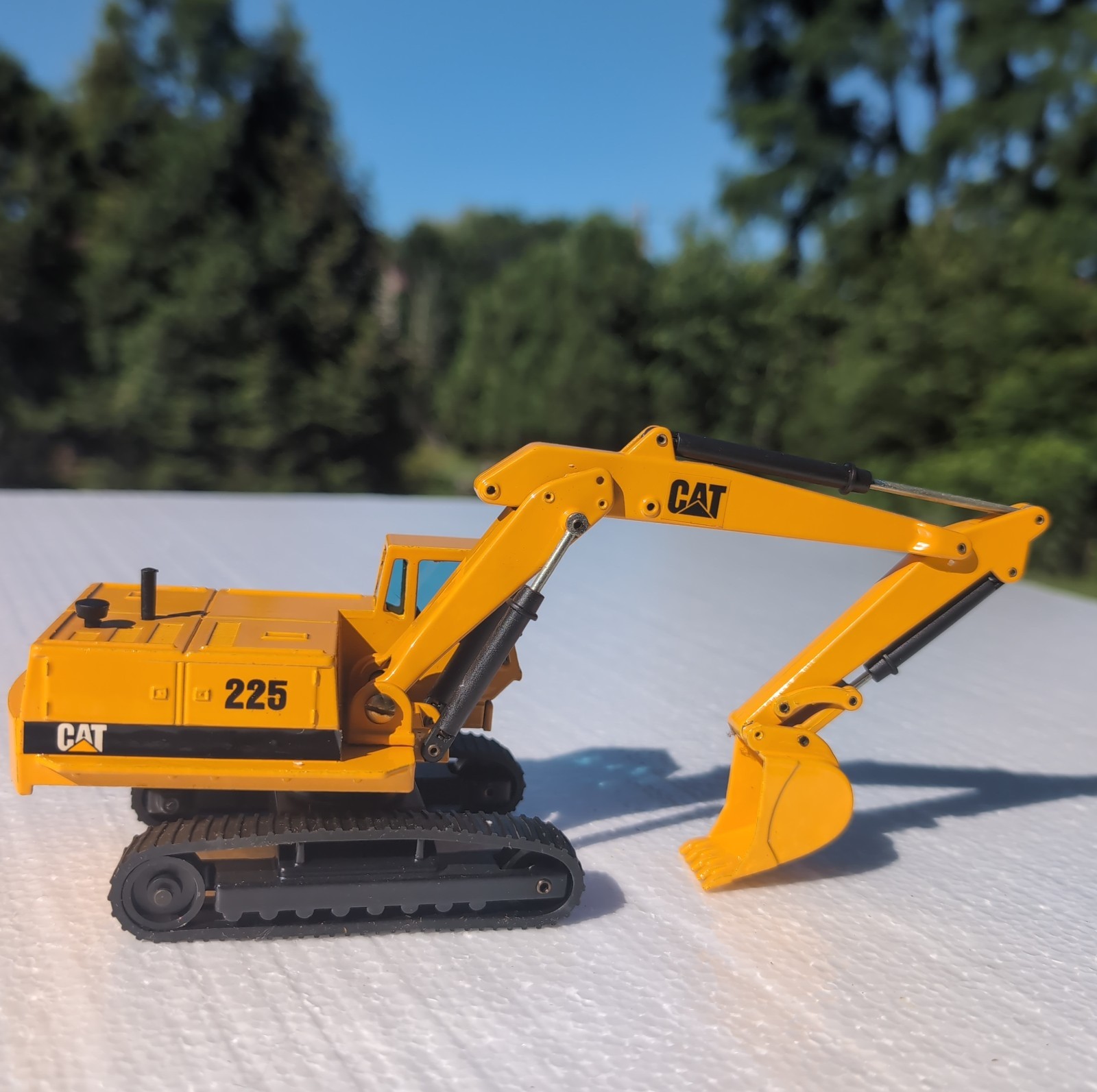 JOAL – CATERPILLAR / CAT 225 HYDRAULIC EXCAVATOR – 1/50 DIECAST