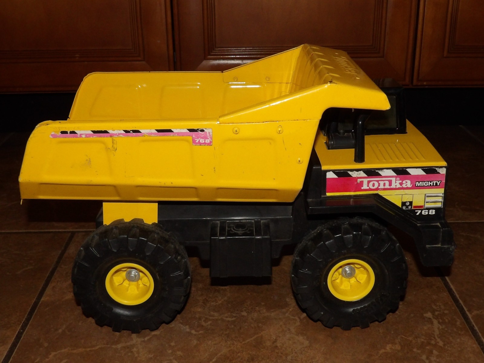 Vintage 1999 Hasbro Mighty TONKA 768 Dump TRUCK Yellow Pressed Steel/Plastic 17&Prime;