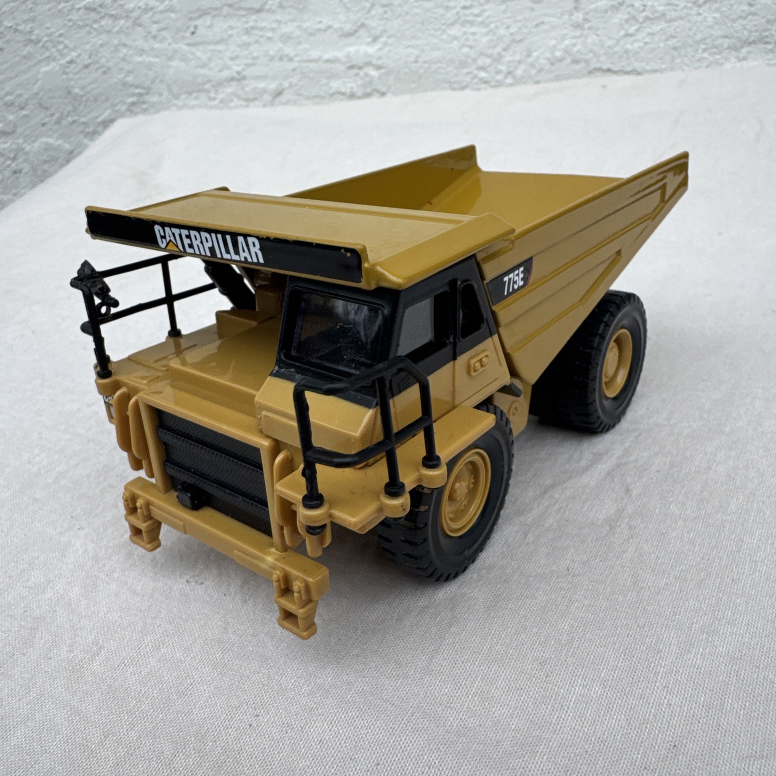 Diecast Masters 775E caterpillar 1/64 Off-Highway Mining Truck￼