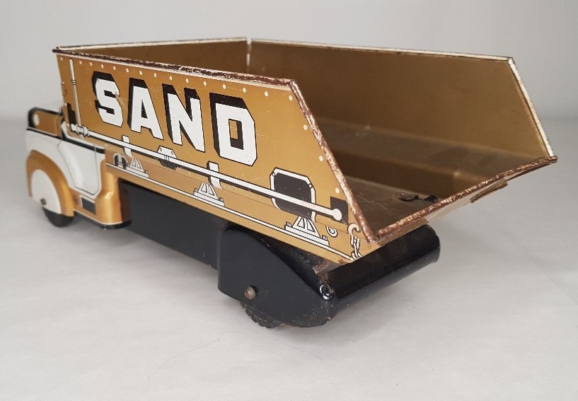 1940&rsquo;S / 50&rsquo;S MARX SAND & GRAVEL GOLD, WHITE & BLACK TIN LITHO DUMP TRUCK USA