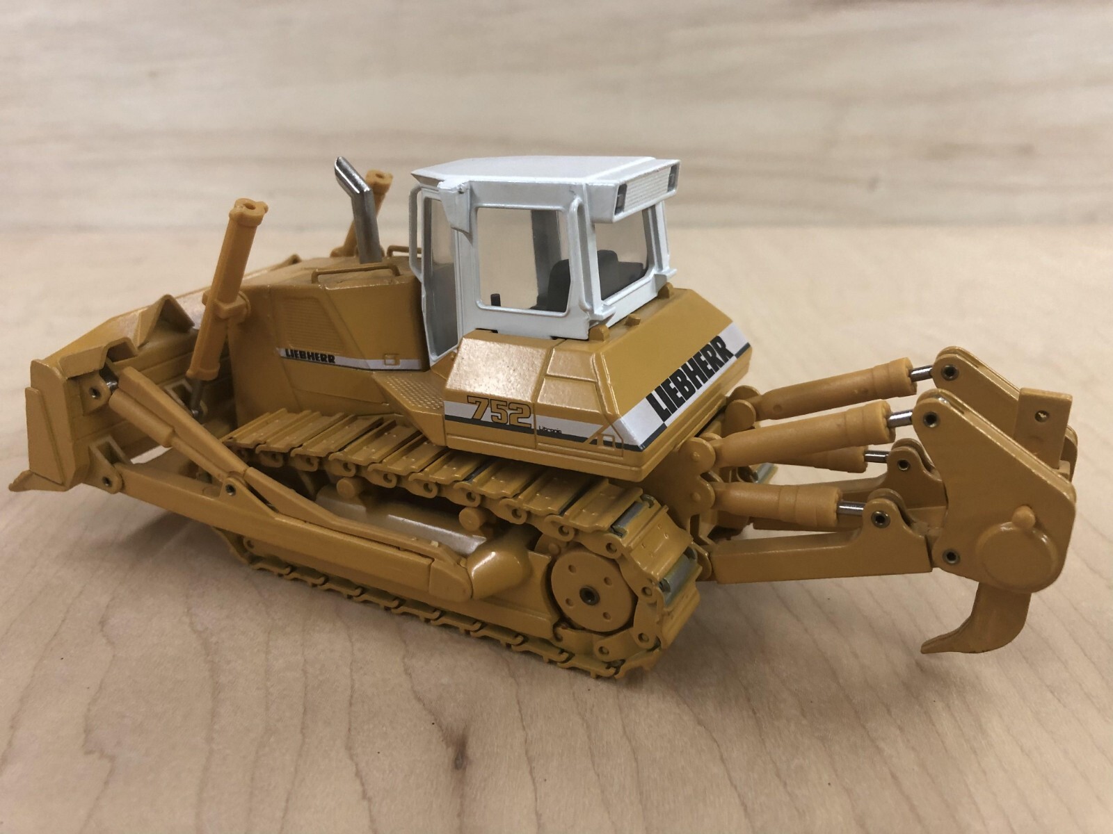 Liebherr PR 752 Litronic 1/50 with Ripper