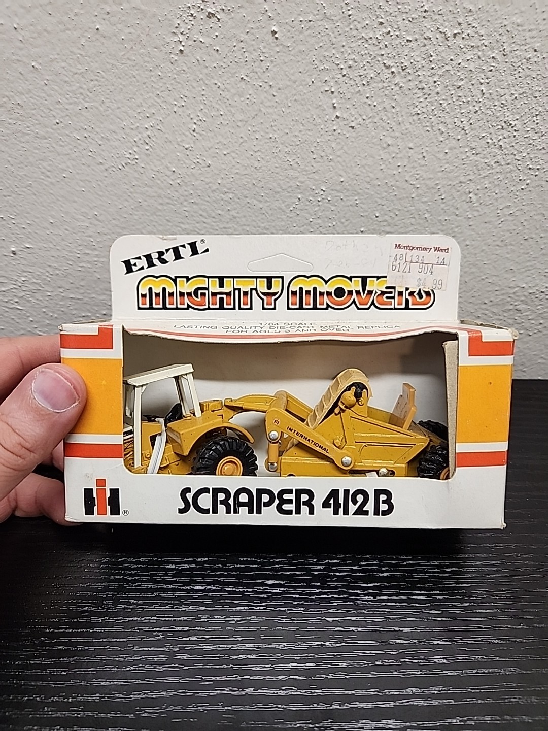 ERTL Mighty Movers 1/64 International Hough Scraper #1855 With Box