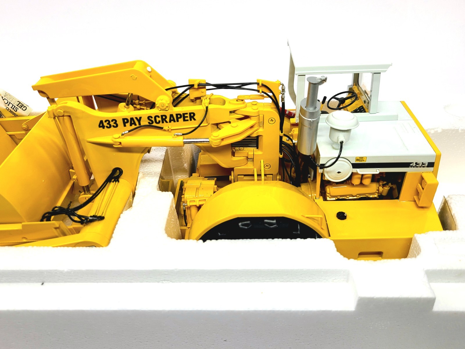 International IH 433 Pay Scraper – Yellow – First Gear 1:25 Scale #70-0180 New