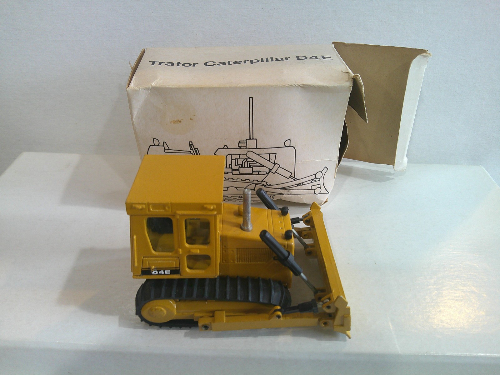 NZG CAT D4E Tracto Dozer #205 1:50 Yellow Fair Box READ DESCRIPTION