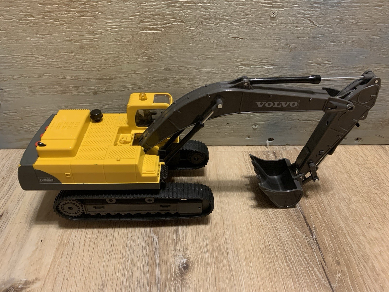 VOLVO EC460B Excavator With Sounds & Lights Battery Powered Toy 1/32 Scale