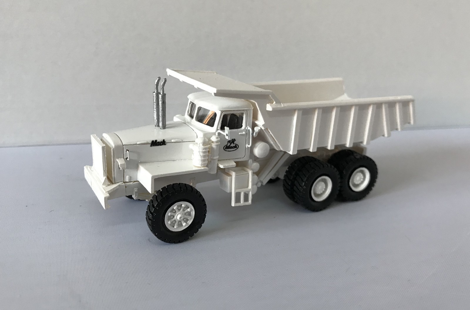 WHITE HO 1/87 MACK LRVSW 6×4 34tons – Ready Made Resin Model