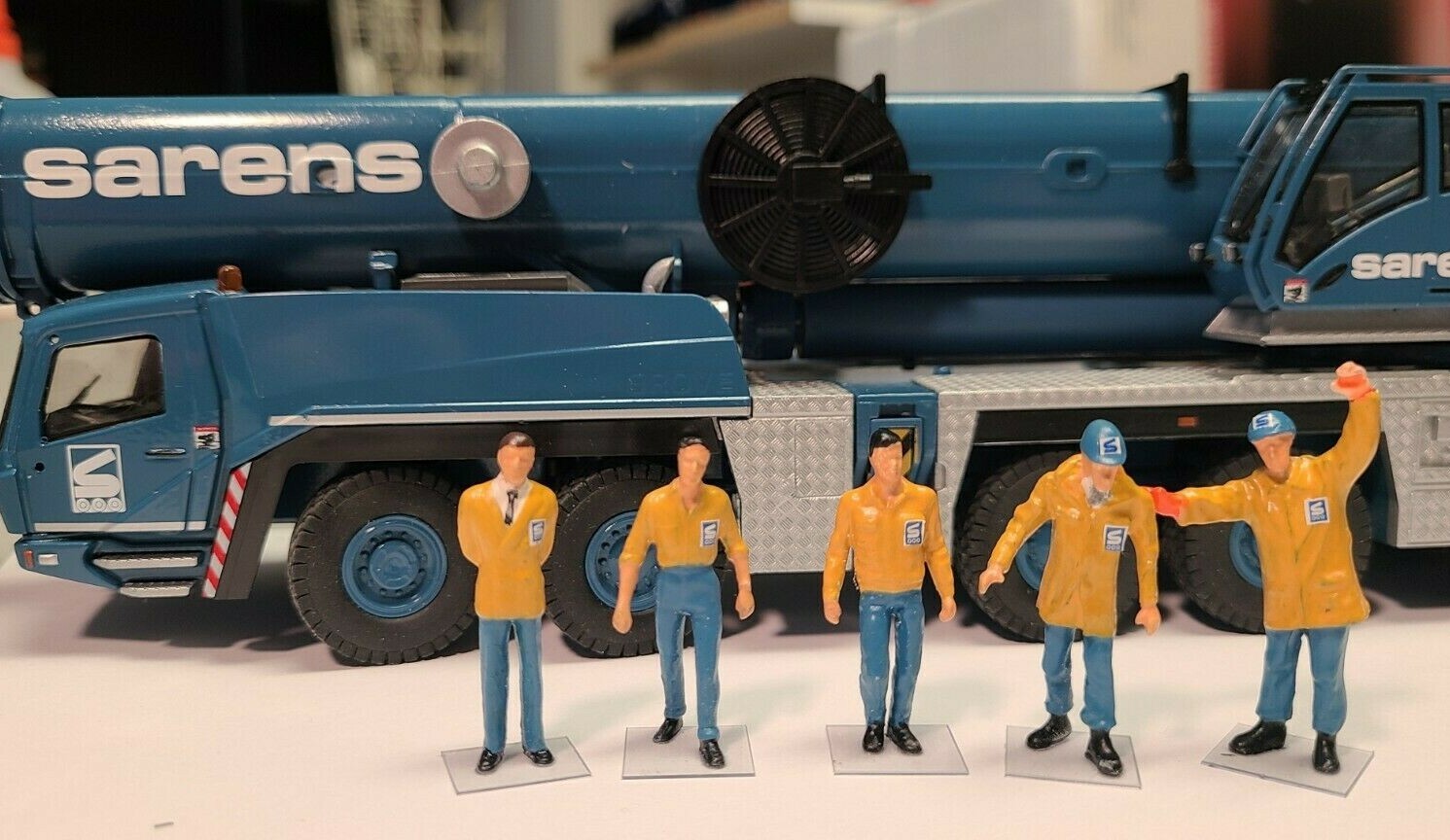 1/50 SARENS GEN II Construction Figures (5) – authentic colors and decals!