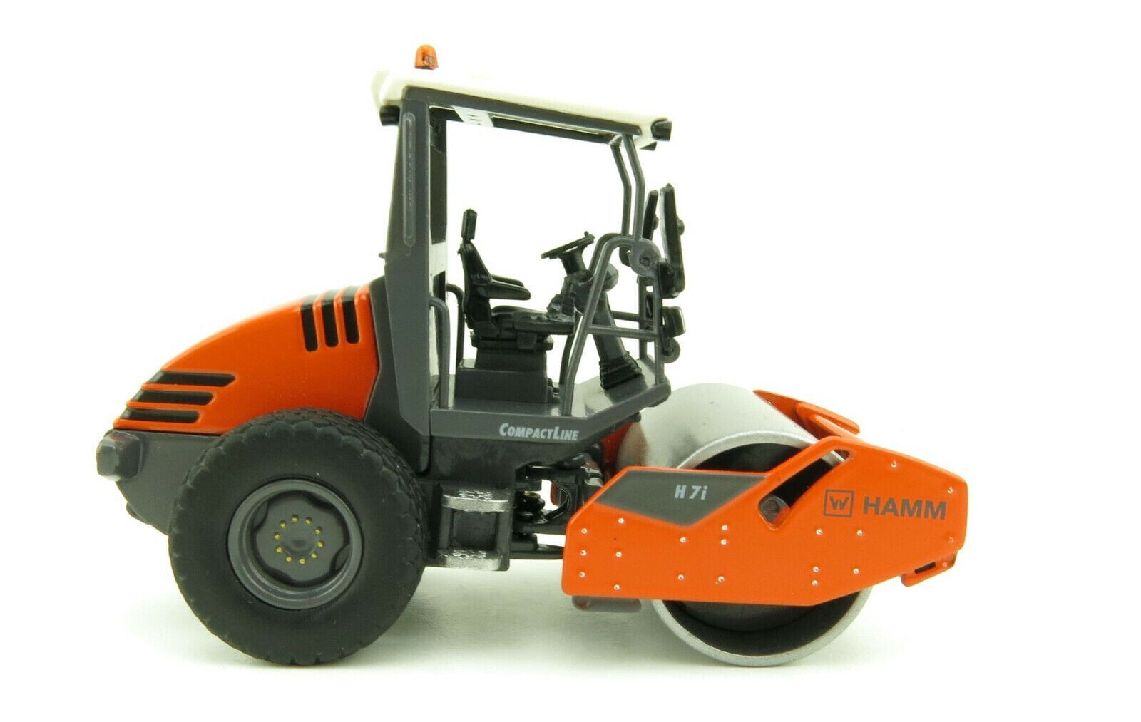 Hamm H7i Smooth Roller Compactor with ROPS – NZG 1:50 Scale Model #9482 New