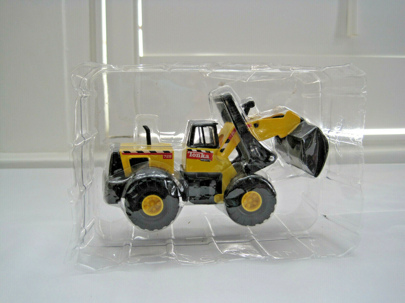 Maisto 1998 Hasbro Diecast Metal and Plastic Mighty Tonka 728 Front Loader 5.5&Prime;