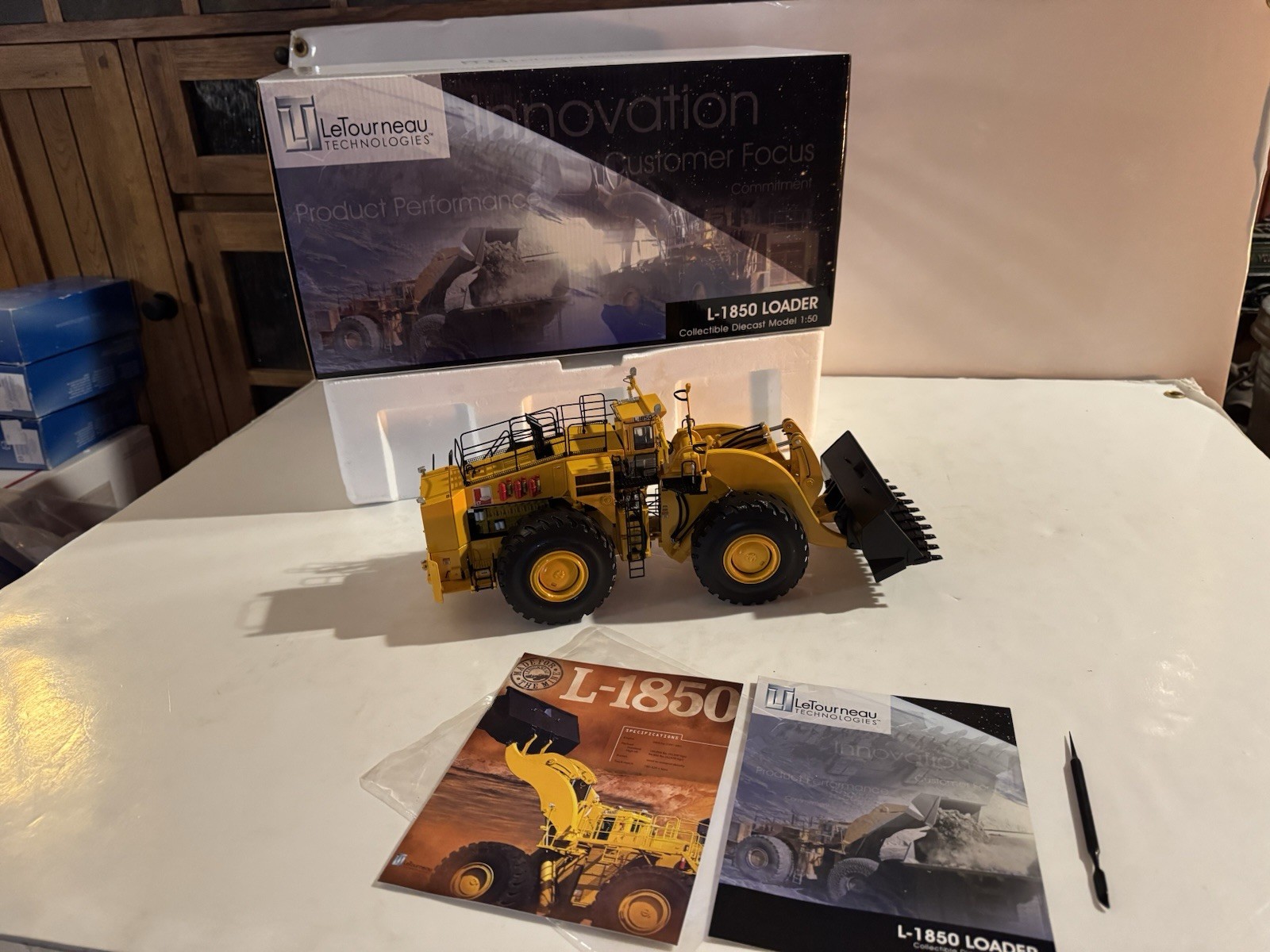 TWH 1:50 Scale Model 082-Y Letourneau L-1850 Wheel Loader – Yellow w/ Box